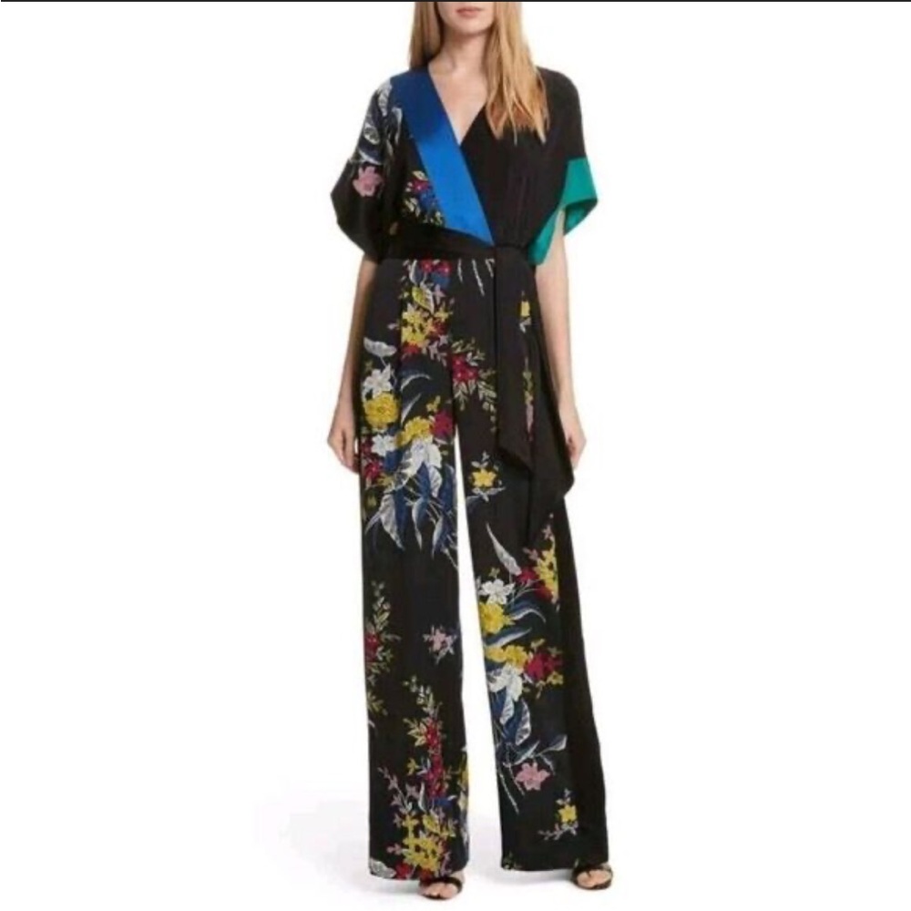 Diane Von Furstenberg Silk Jumpsuit in Beautiful Floral Short Sleeve Size 6